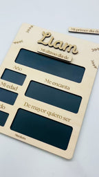 Vídeo pizarra vuelta al cole personalizada madera - nombre en relieve y secciones de tiza reutilizables