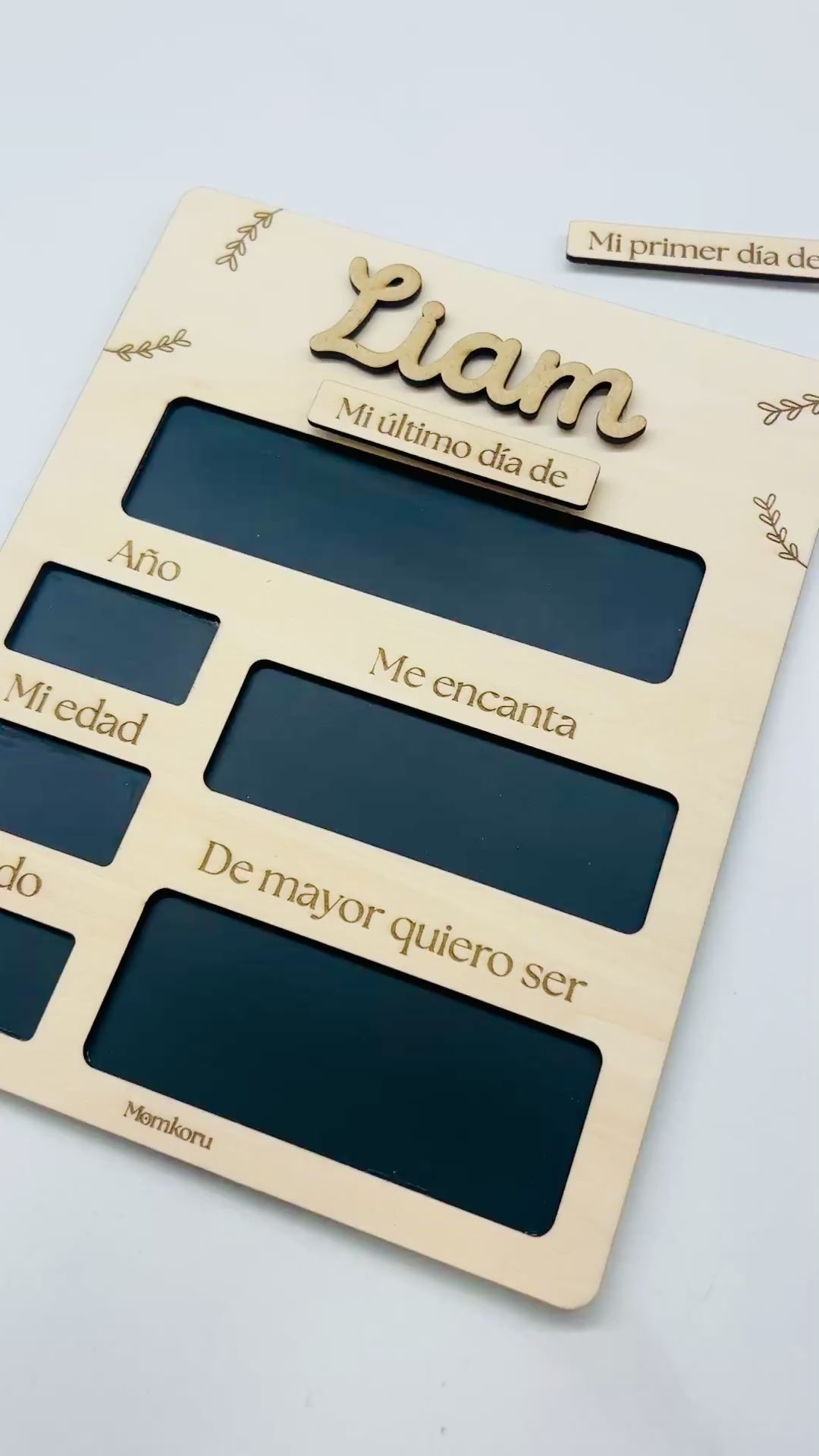 Vídeo pizarra vuelta al cole personalizada madera - nombre en relieve y secciones de tiza reutilizables