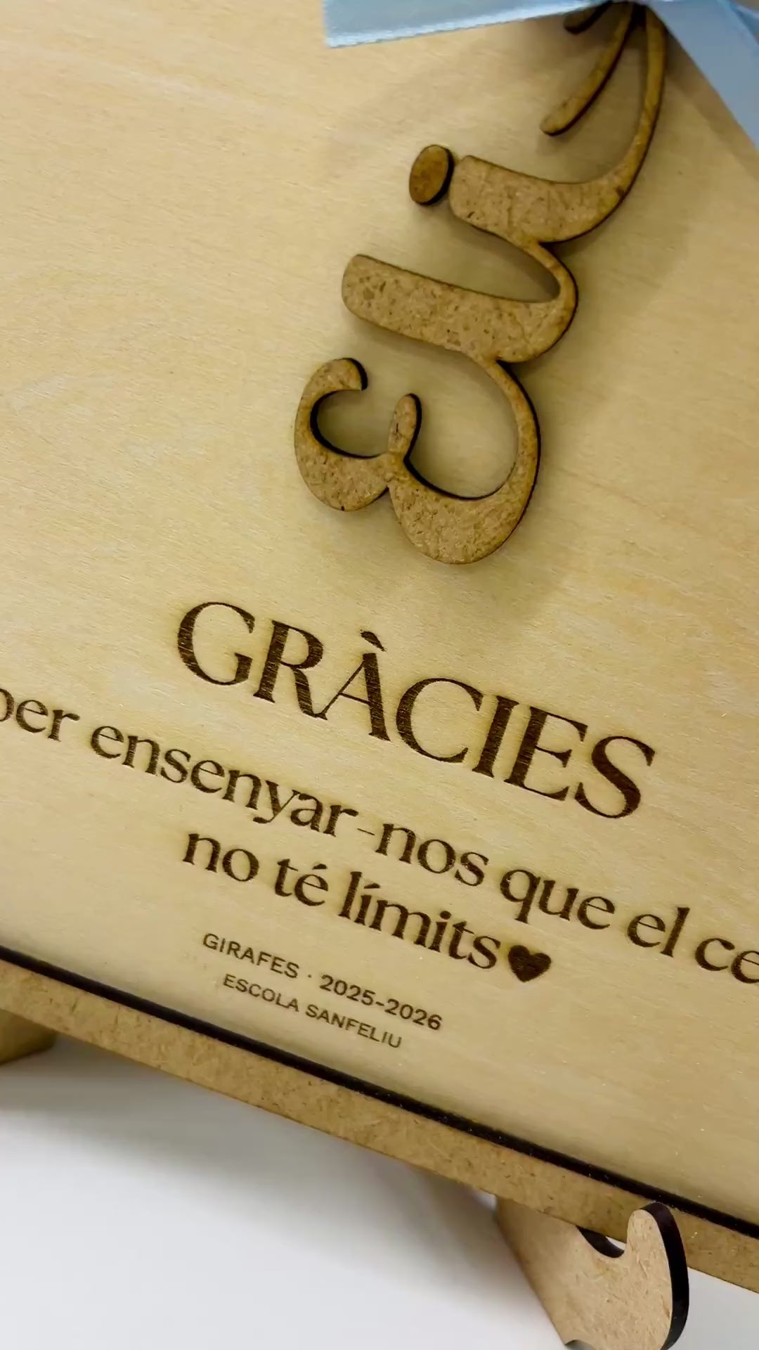 Vídeo cuadro corazón profe personalizado en madera - detalle del grabado y nombre en relieve