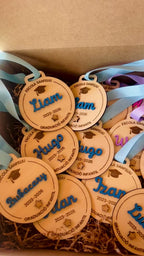 Vídeo medallas graduación personalizadas madera - detalle del acabado grabado láser y nombre en relieve