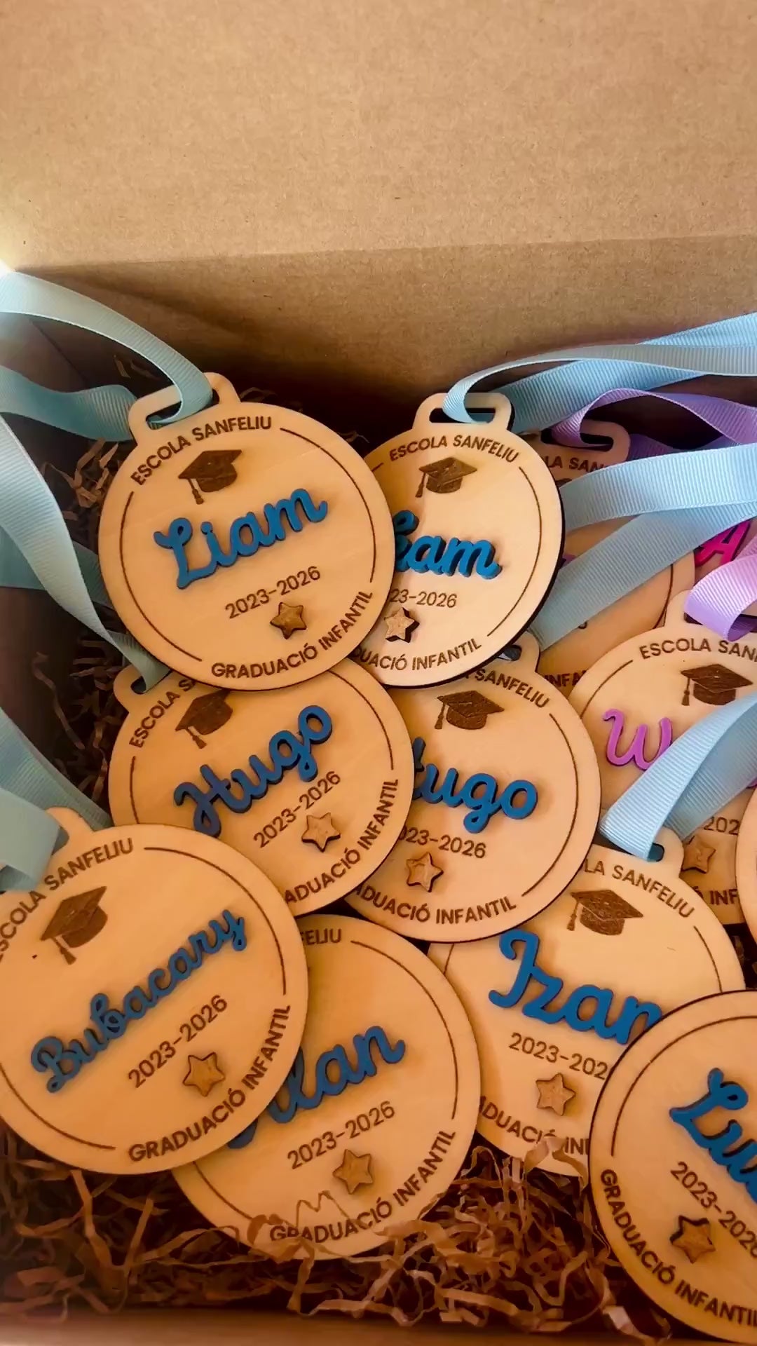Vídeo medallas graduación personalizadas madera - detalle del acabado grabado láser y nombre en relieve