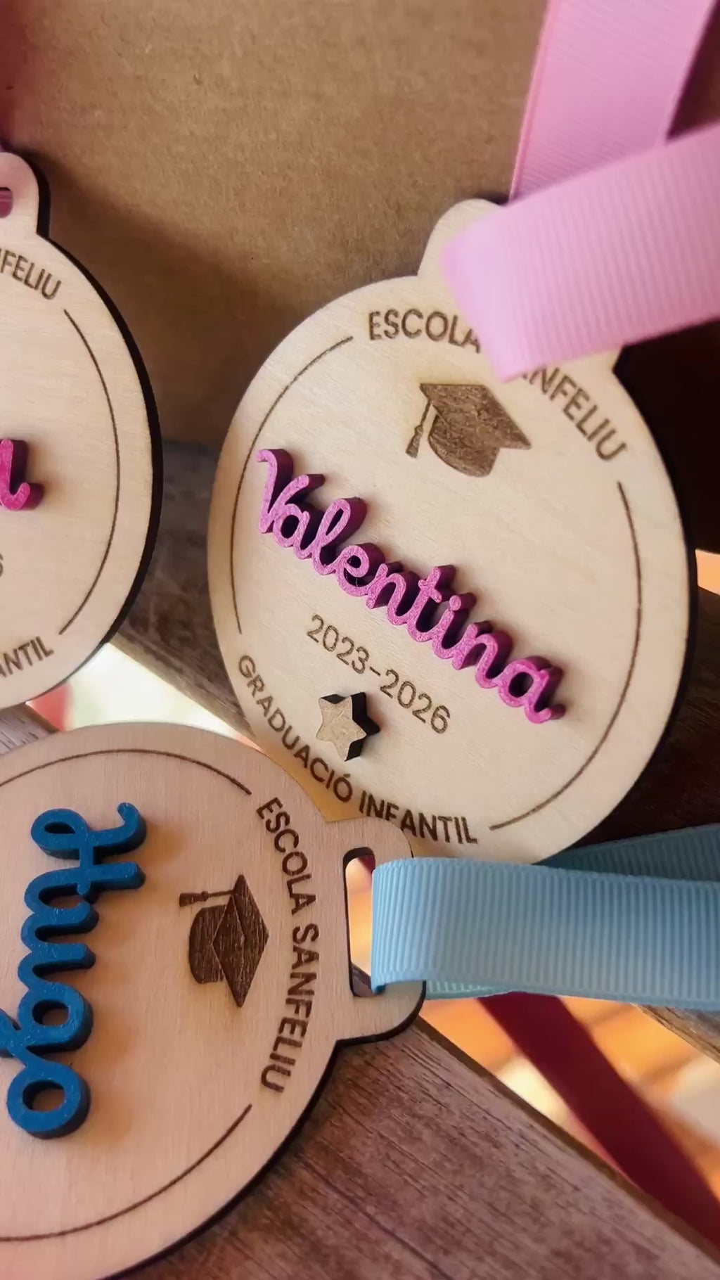 Vídeo medallas personalizadas fin de curso madera - cinta grosgrain y presentación en caja