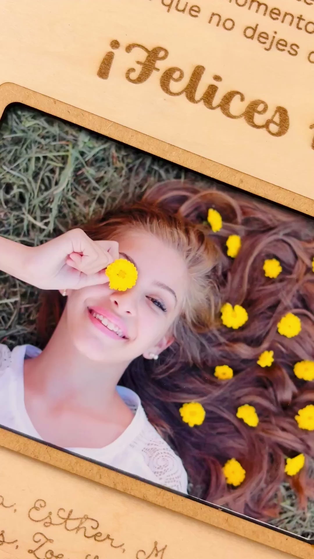 Vídeo marco personalizado 18 cumpleaños madera - detalle del nombre en relieve, foto y grabado láser