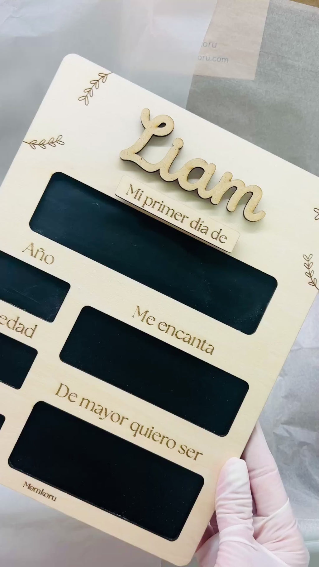 Vídeo cartel primer día de cole personalizado madera - detalle de la pieza intercambiable en acción