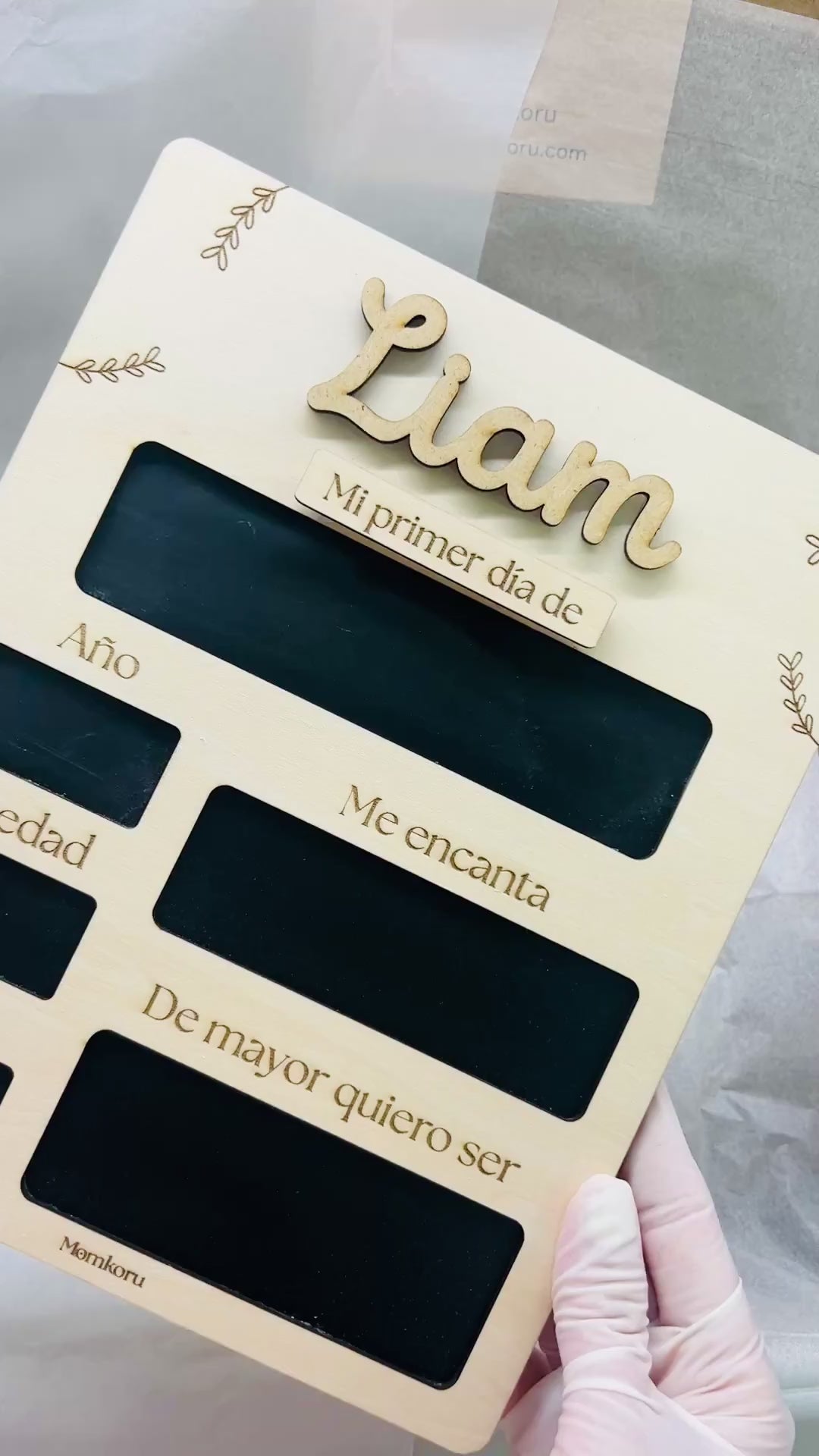 Vídeo cartel primer día de cole personalizado madera - detalle de la pieza intercambiable en acción