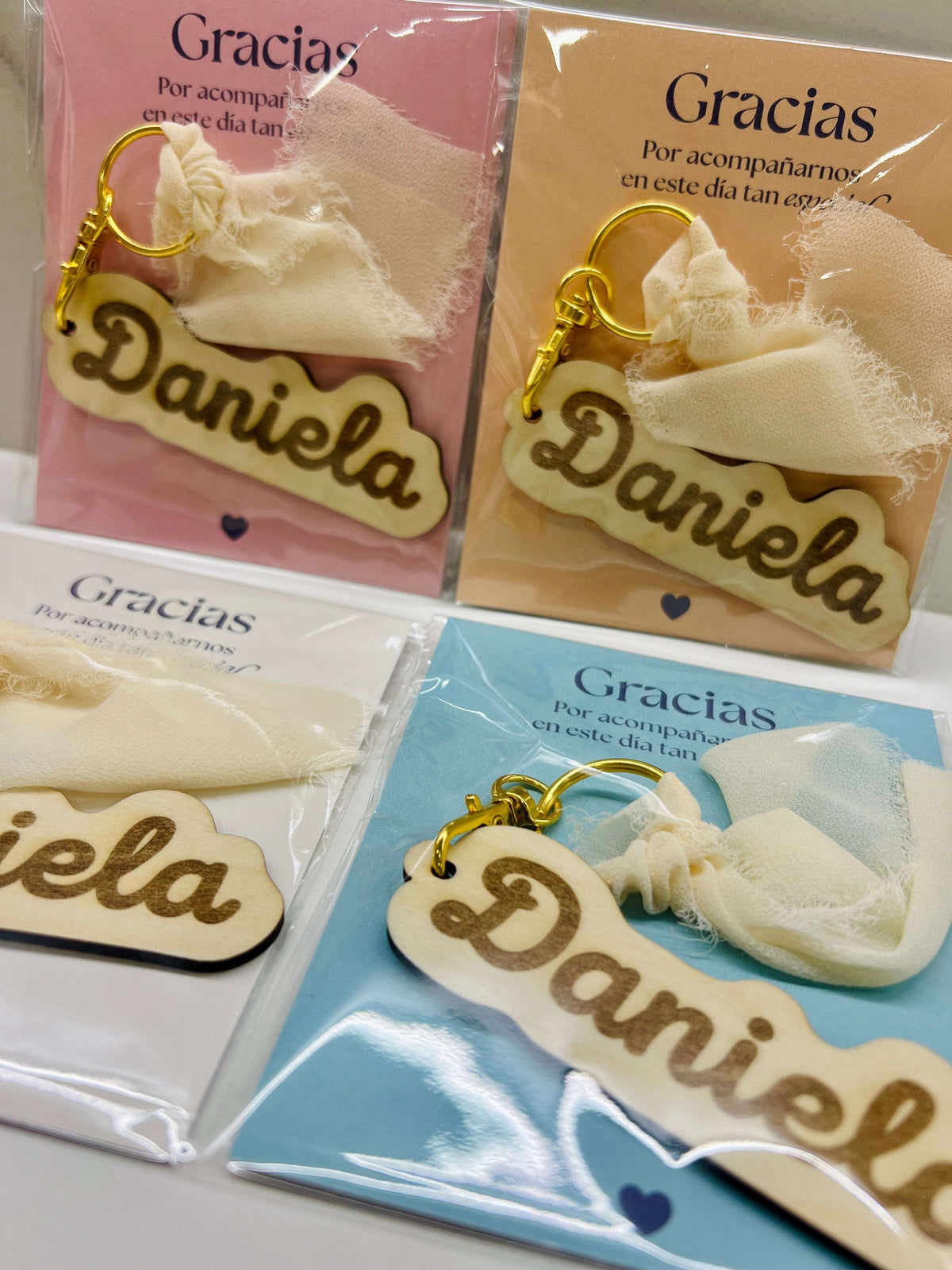 Llavero personalizado con nombre grabado en madera detalle para invitados