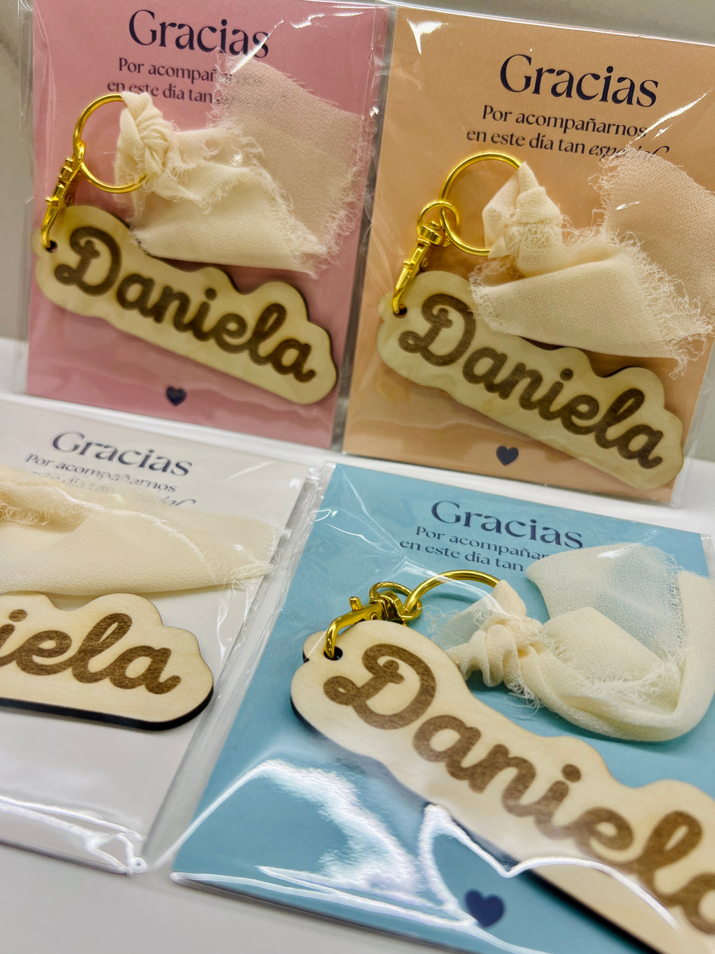 Llavero personalizado con nombre grabado en madera detalle para invitados
