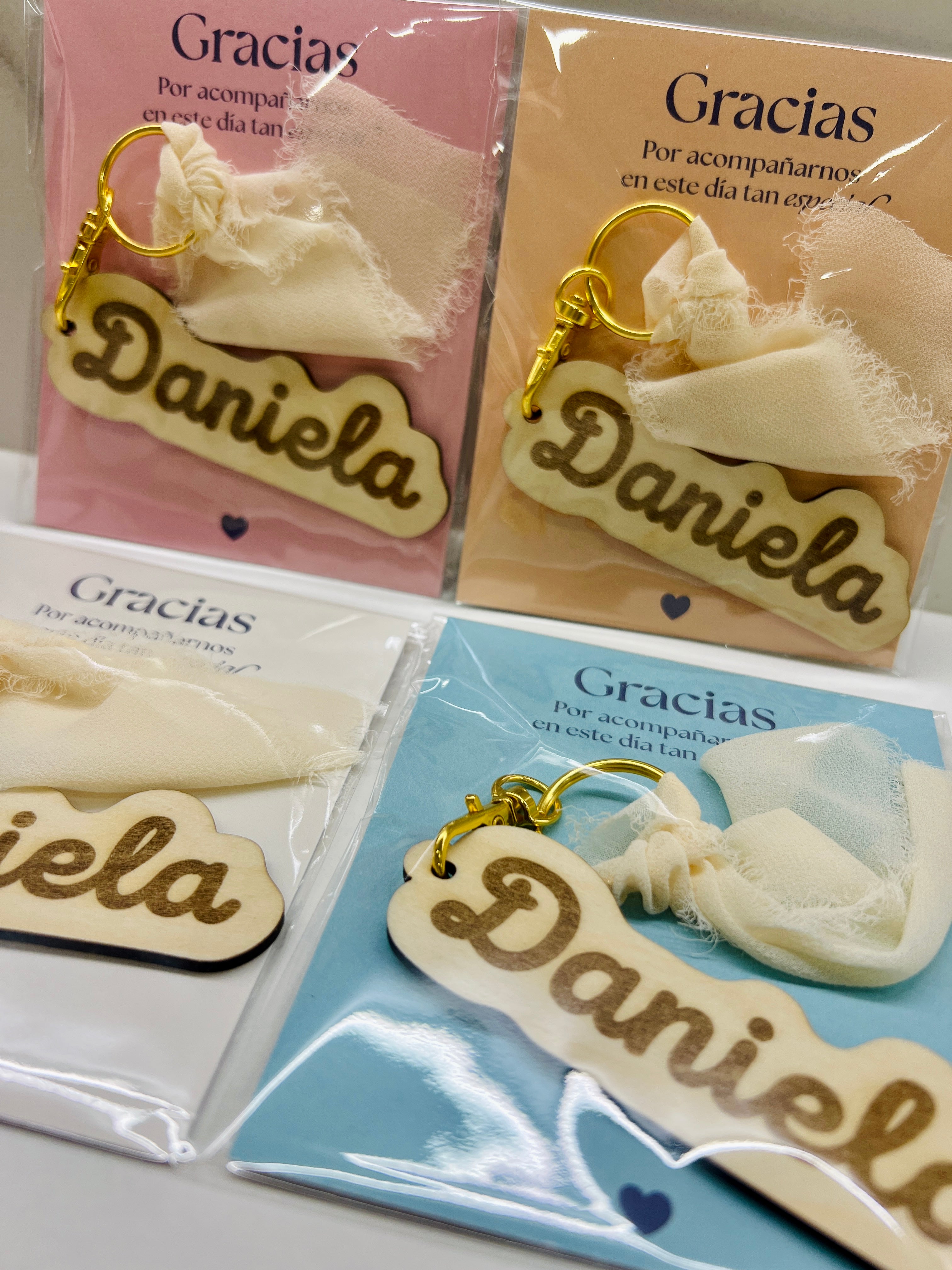 Llavero personalizado con nombre grabado en madera detalle para invitados