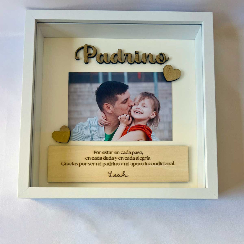 Regalo original para padrino de bautizo: cuadro artesanal de madera 22x22 cm con foto y dedicatoria personalizada hecha en España.