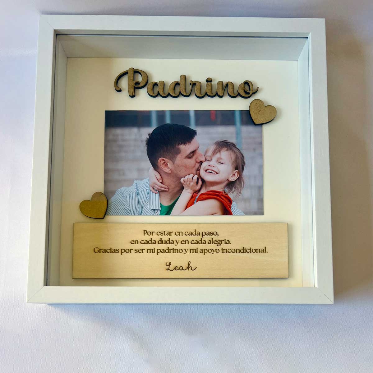 Regalo original para padrino de bautizo: cuadro artesanal de madera 22x22 cm con foto y dedicatoria personalizada hecha en España.