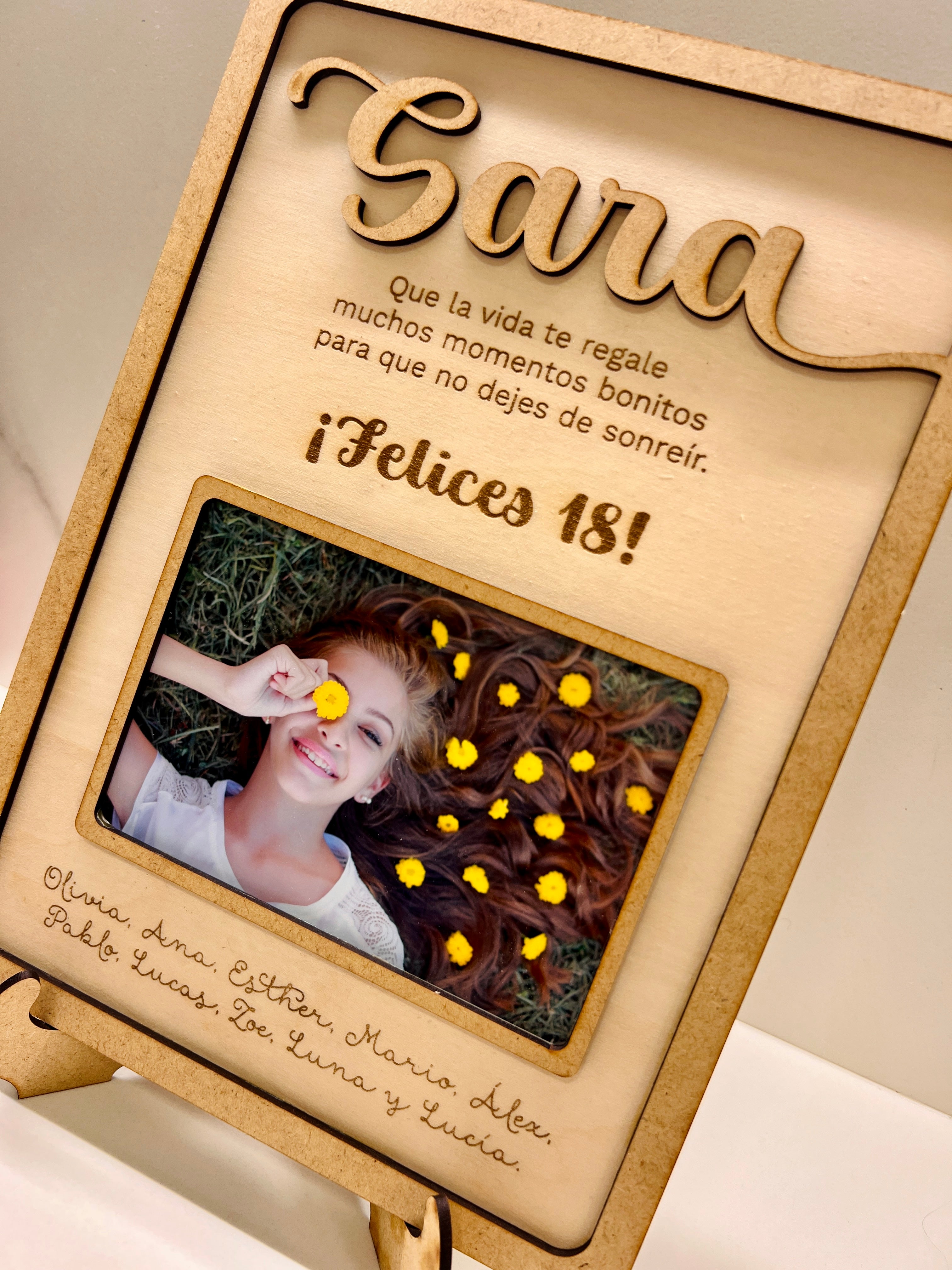 Regalo personalizado 18 cumpleaños marco madera con nombre Sara, foto y nombres de firmantes grabados